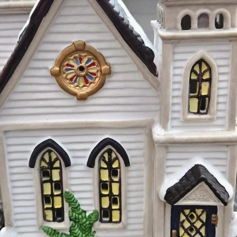 Carole Towne Owen Chapel 2002 •Lighted Church w/ Cord • Lemax Manufactured • Box